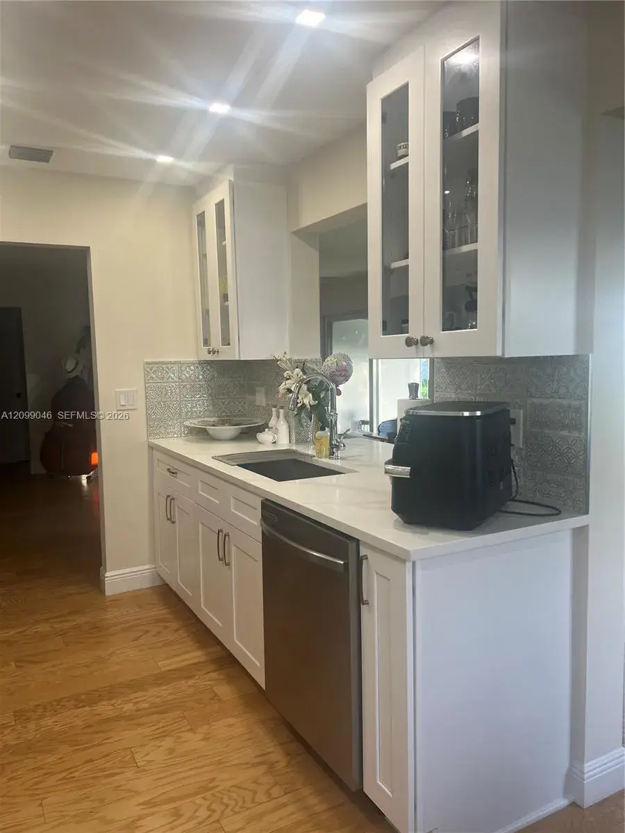 8221 NW 14th St, Plantation FL 33322
