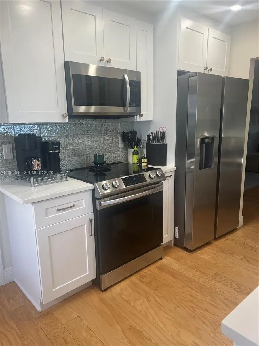 8221 NW 14th St, Plantation FL 33322