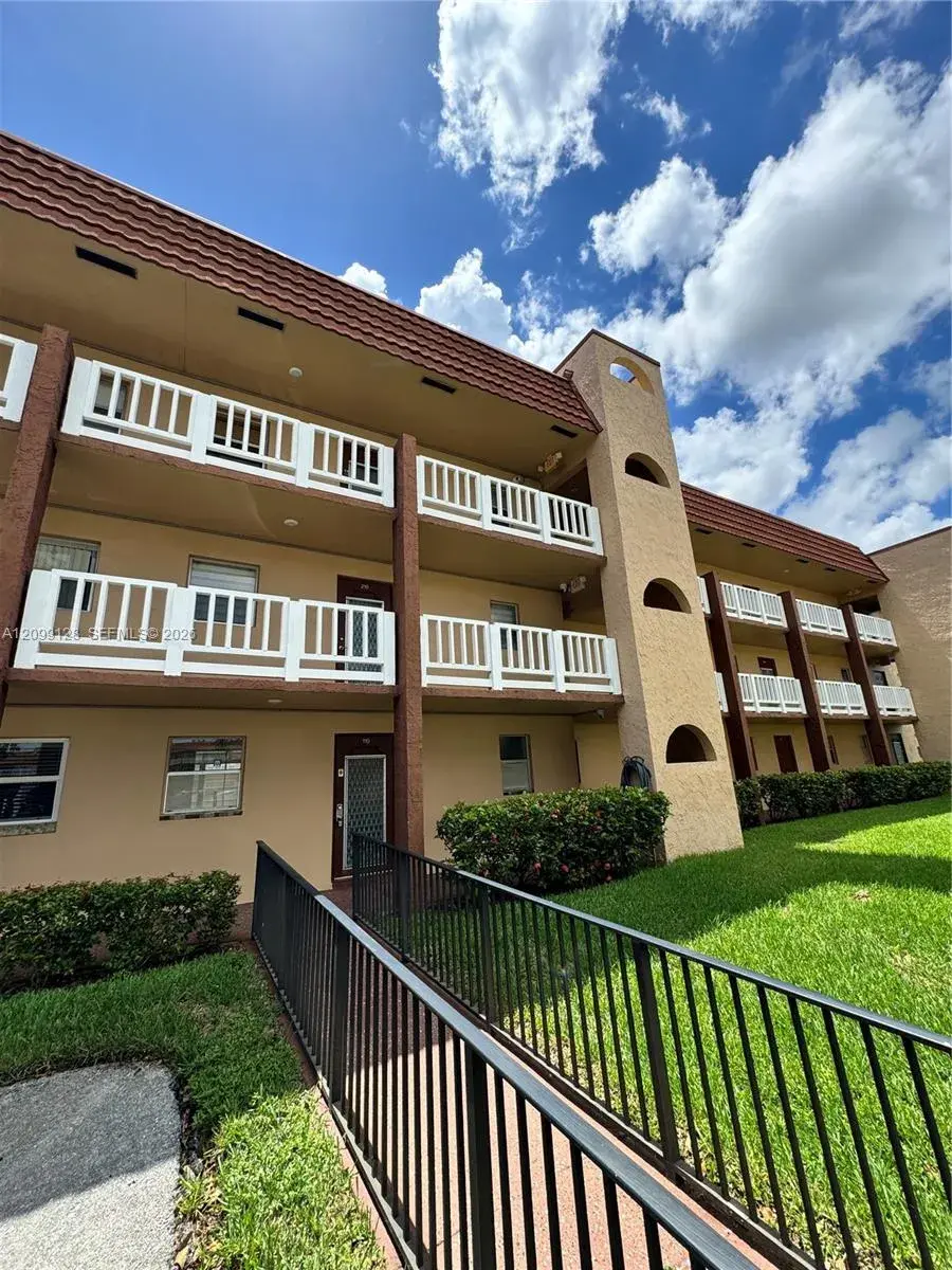 1 bedroom 1 bath Residential for sale at 9041 Sunrise Lakes Blvd # 110, Sunrise FL 33322