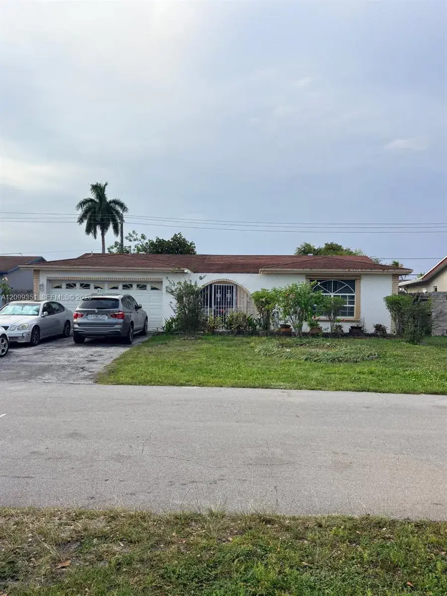 3 bedroom 2 bath Residential for sale at 8517 Windsor, Miramar FL 33025