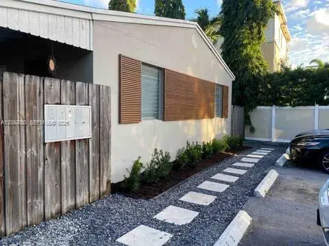 2 bedroom 1 bath Residential Lease for rent at 618 NE 8th Ave # 5, Fort Lauderdale FL 33304