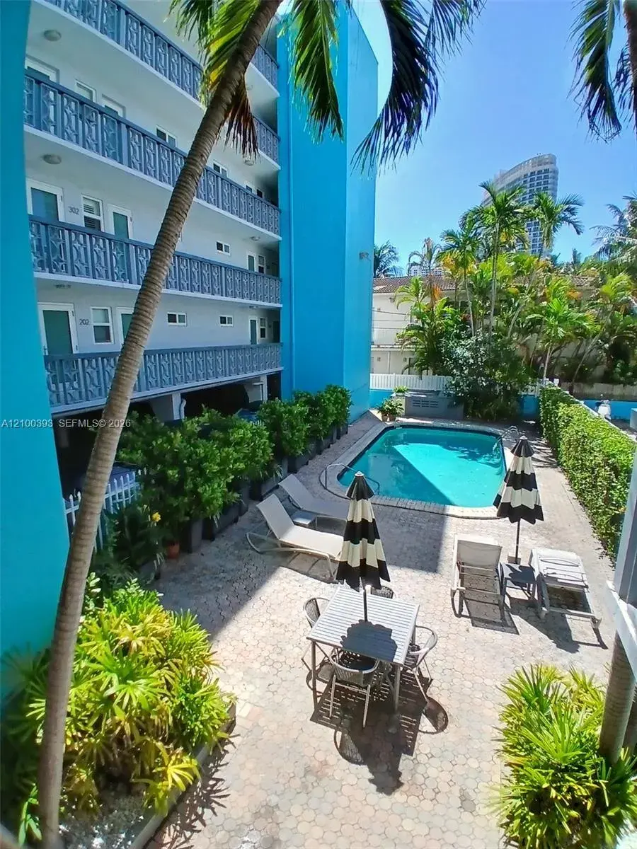 1 bedroom 1 bath Residential for sale at 1400 Lincoln Rd # 301, Miami Beach FL 33139