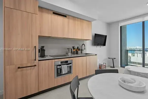 121 NE 5th St # 1813, Miami FL 33132
