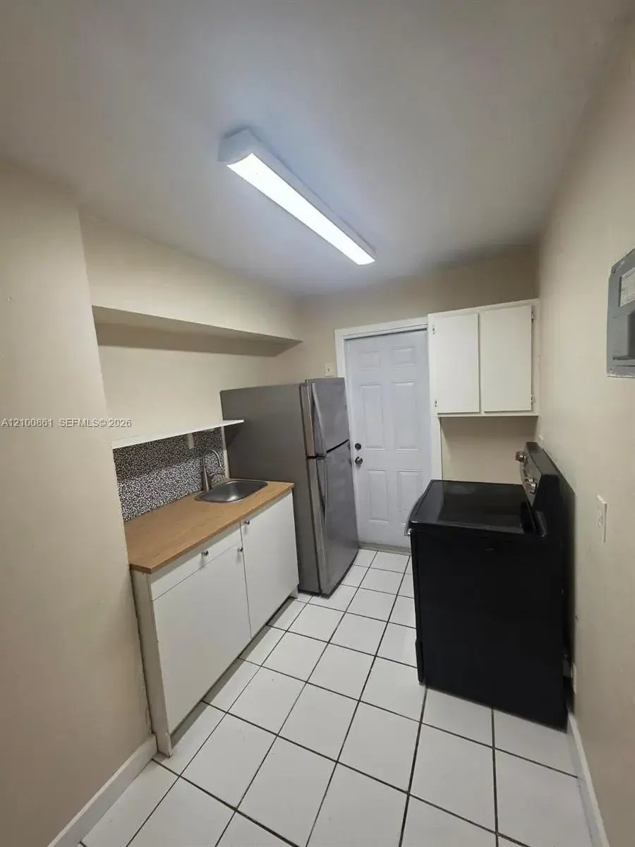 1 bedroom 1 bath Residential Lease for rent at 1105 SW 15th Ter # 4, Fort Lauderdale FL 33312