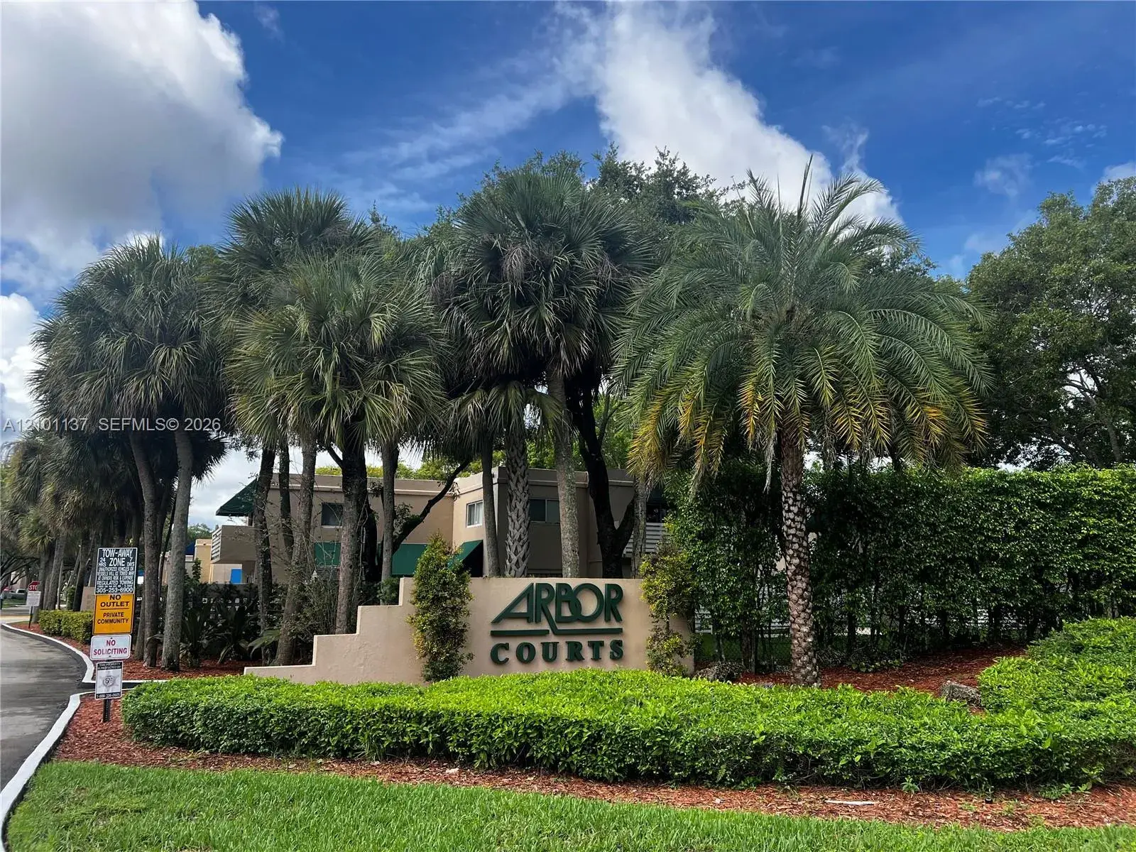 2 bedroom 2 bath Residential for sale at 14368 SW 98th Ter, Miami FL 33186