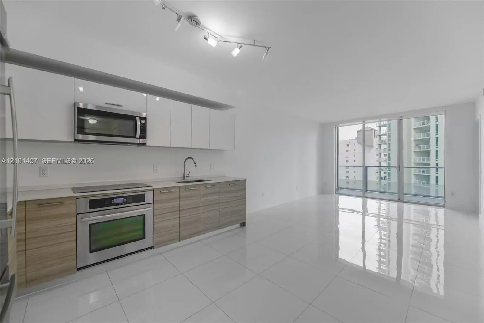 1 bedroom 1 bath Residential for sale at 1300 Brickell Bay Dr # 1203, Miami FL 33131