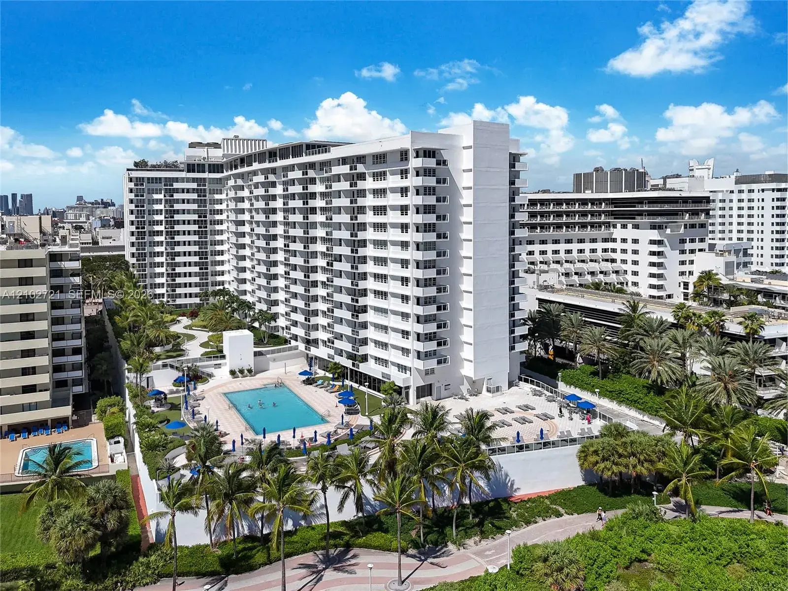 1 bedroom 2 bath Residential for sale at 100 Lincoln Rd # 1008, Miami Beach FL 33139