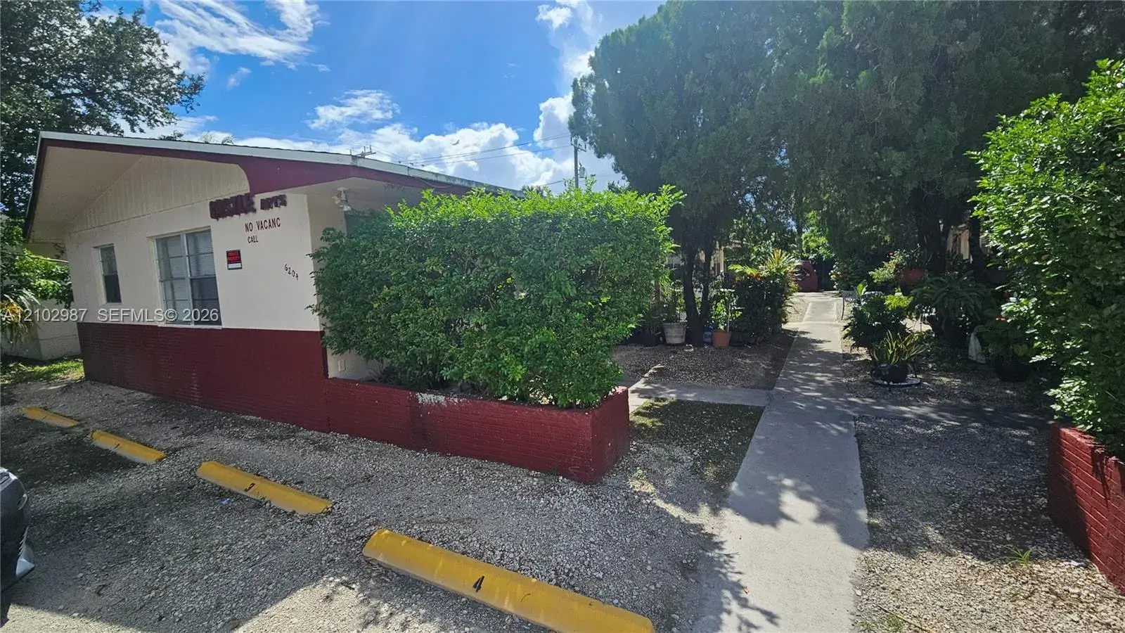 1 bedroom 1 bath Residential Lease for rent at 6204 Dewey St # 4, Hollywood FL 33023