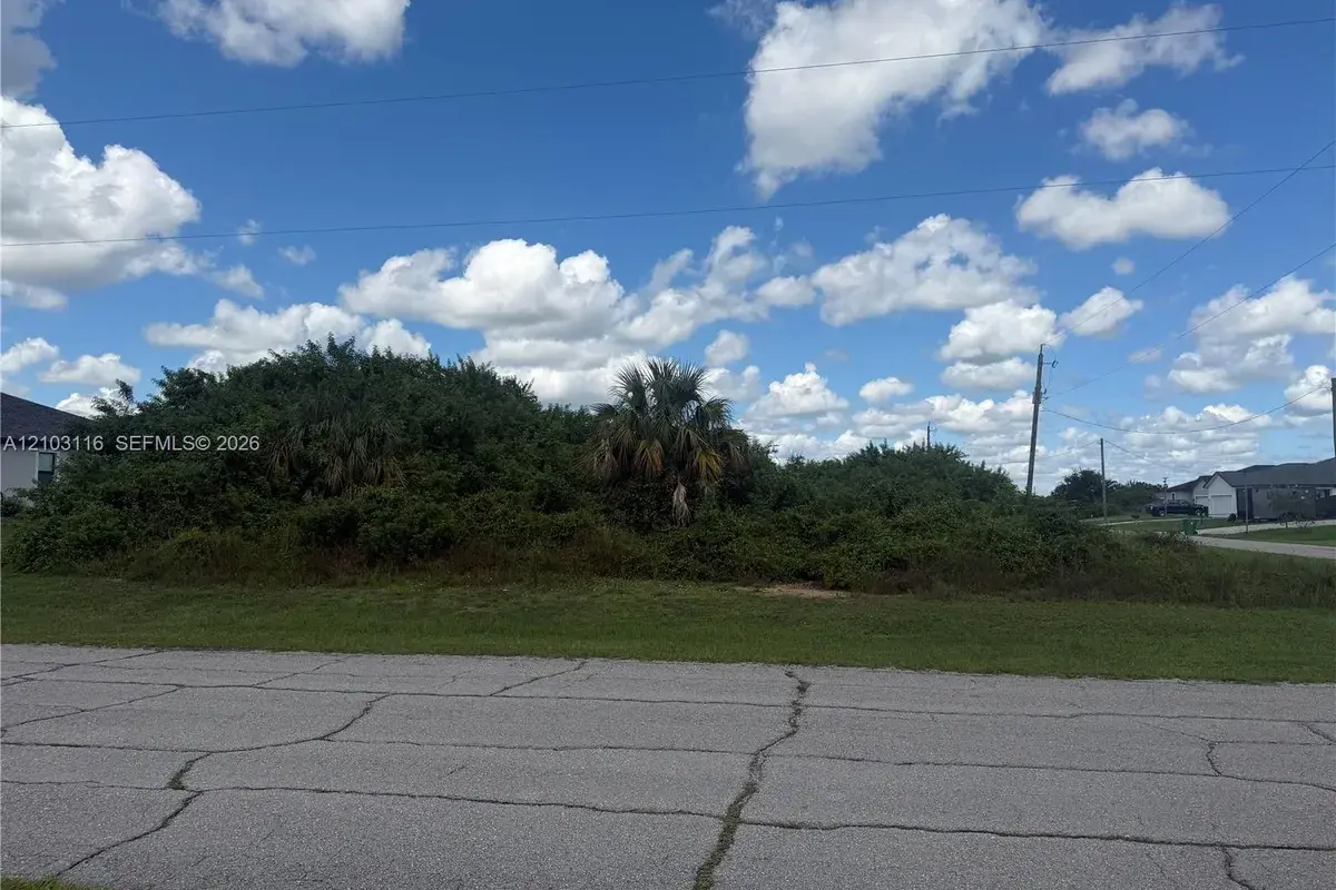9006 Maywood Cir, Lehigh Acres FL 33935