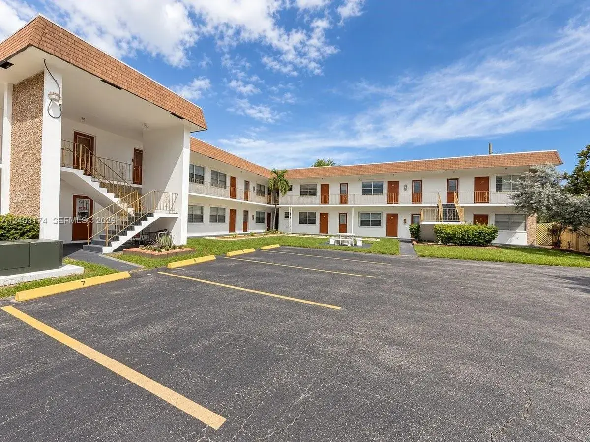 1 bedroom 1 bath Residential Lease for rent at 1007 N 19th Ave # 18, Hollywood FL 33020
