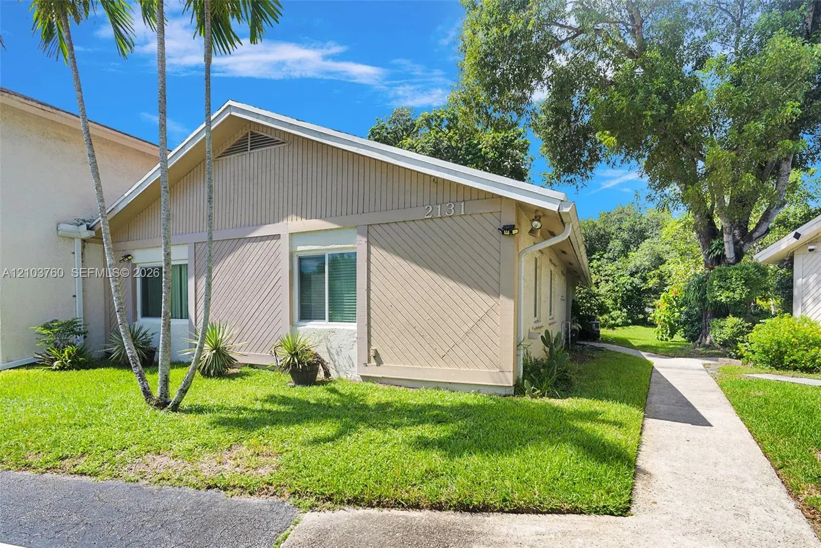 2131 Nova Village Dr, Davie FL 33317