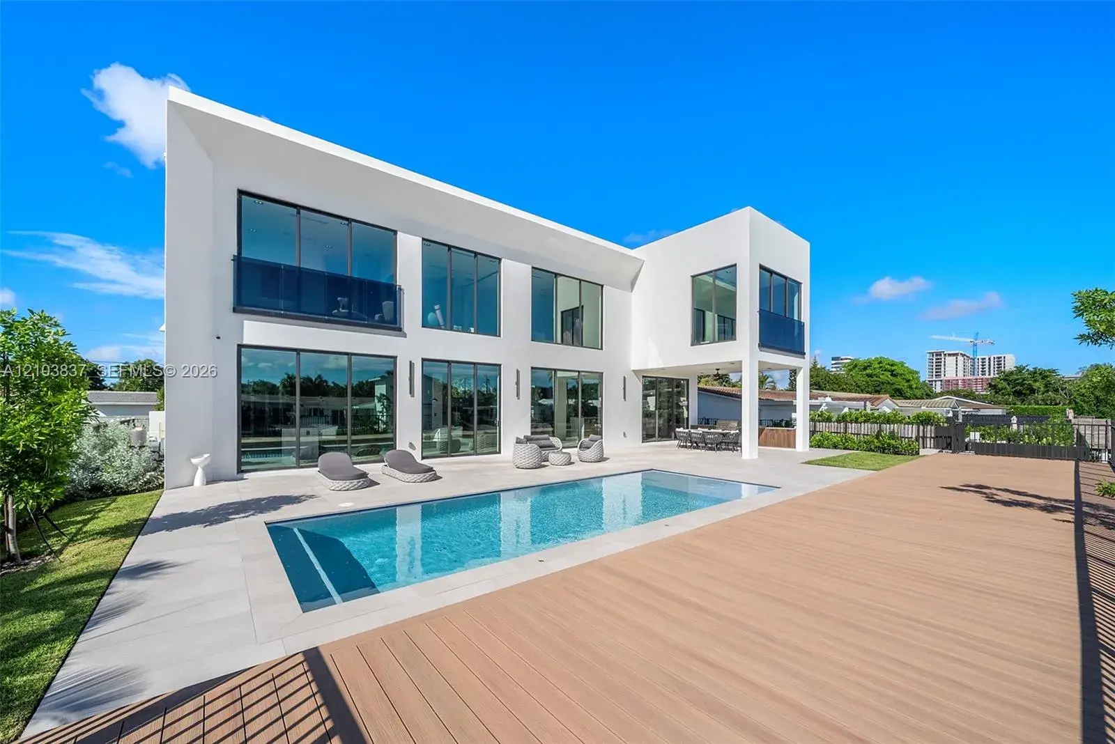 2380 NE 196th St, Miami FL 33180