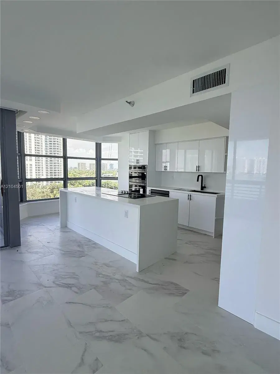 2 bedroom 2 bath Residential for sale at 19101 NE 36th Ct # 1005, Aventura FL 33180