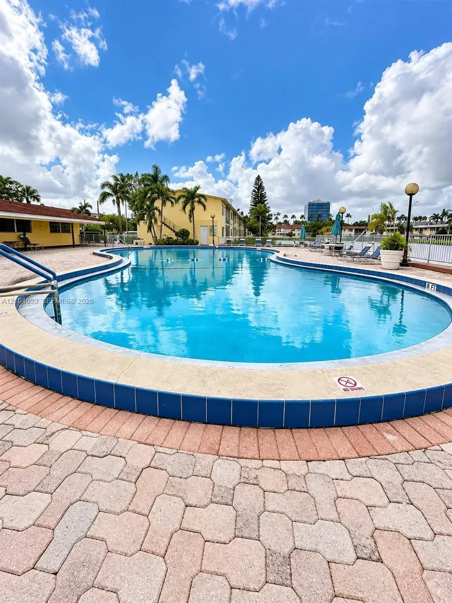 1 bedroom 1 bath Residential for sale at 2800 NE 203rd St # 3, Aventura FL 33180