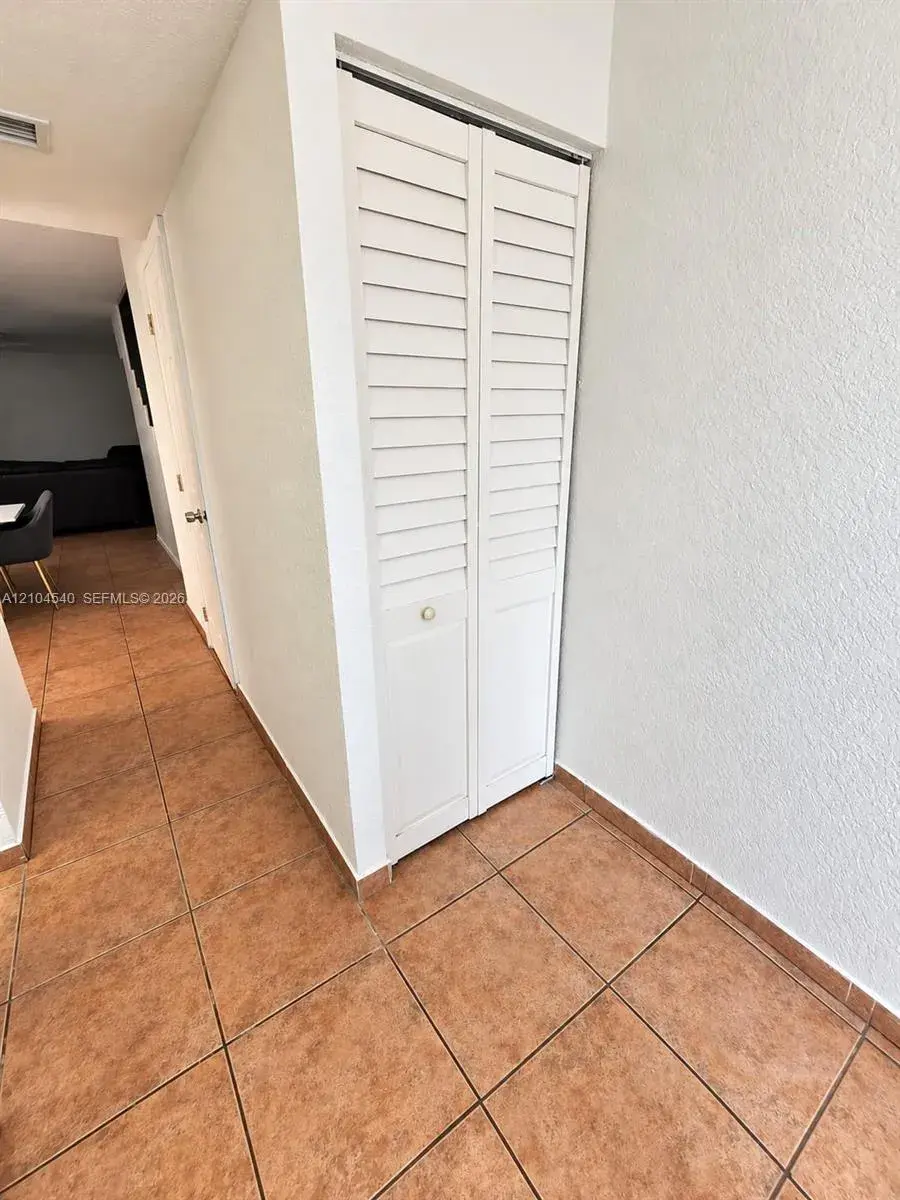 1064 W 42nd St # 9, Hialeah FL 33012