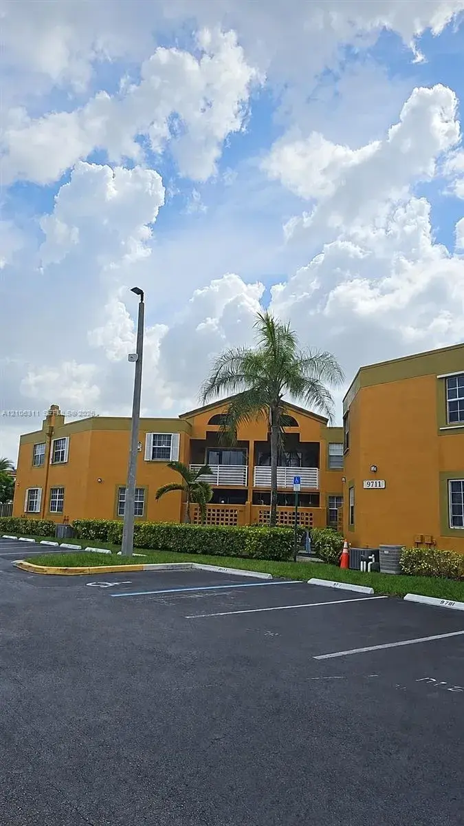 2 bedroom 2 bath Residential for sale at 9711 Fontainebleau Blvd # D114, Miami FL 33172