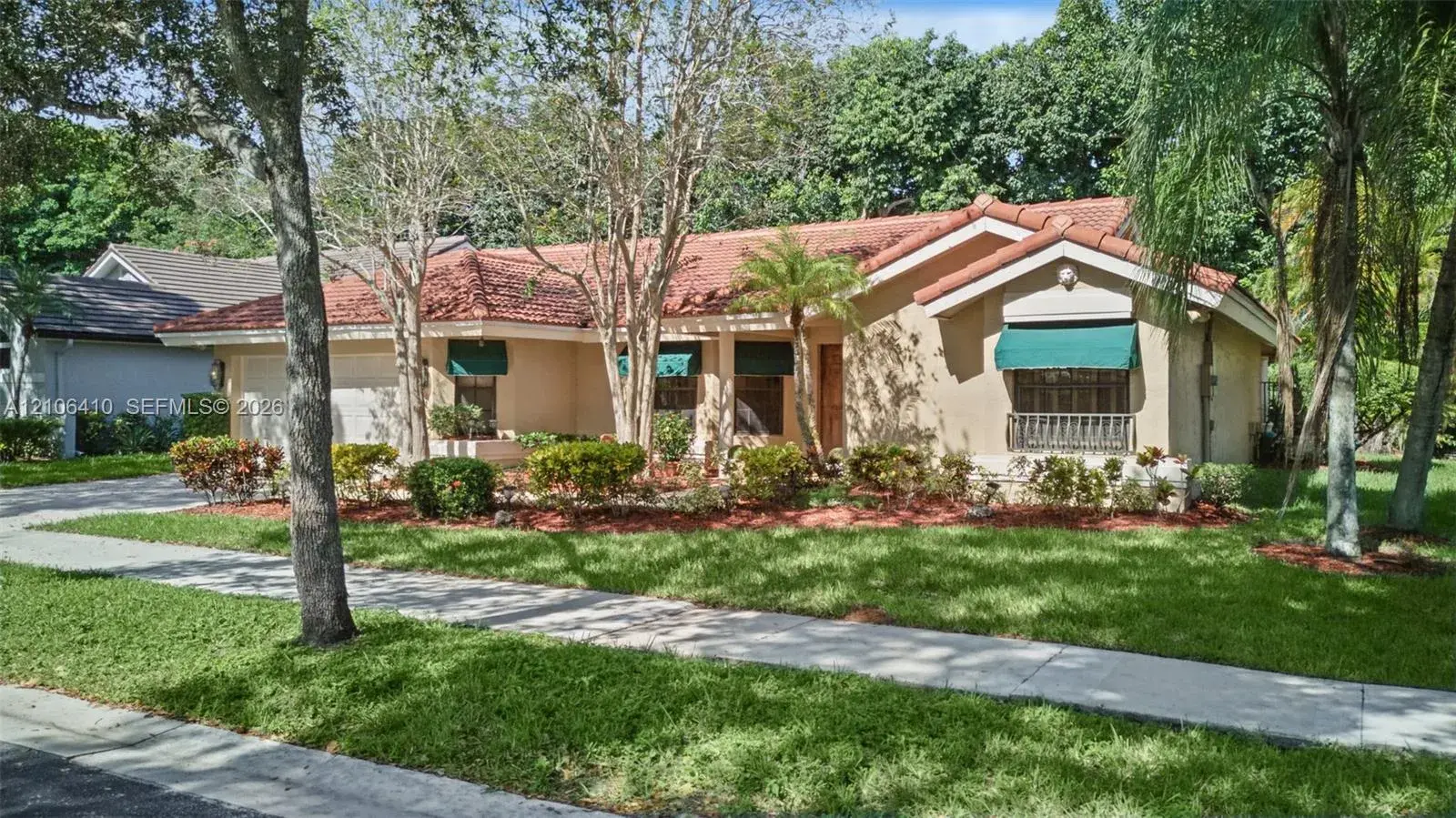 1725 Lakeshore Cir, Weston FL 33326