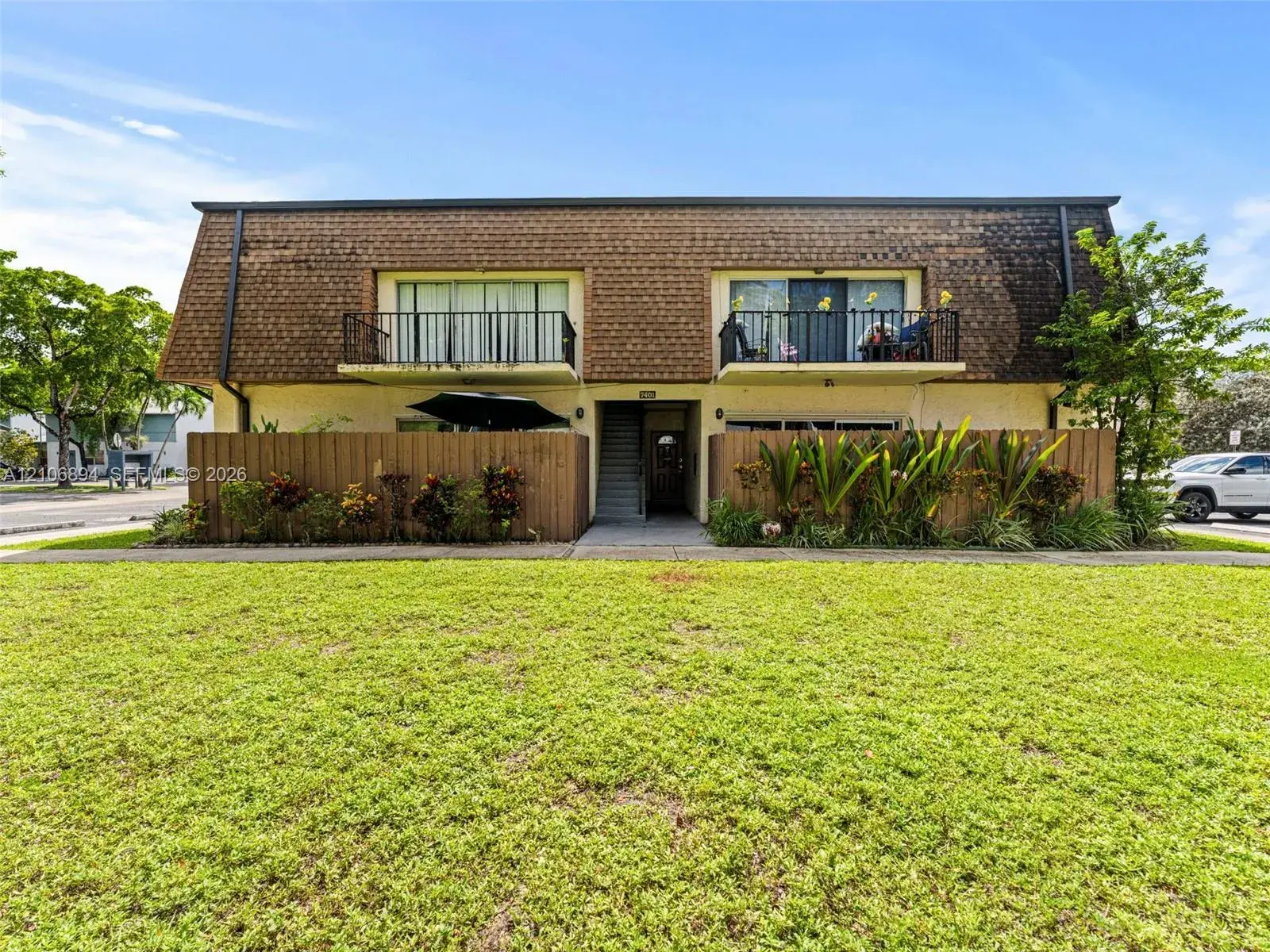 2 bedroom 1 bath Residential for sale at 7401 W Sunrise Blvd # B1, Plantation FL 33313