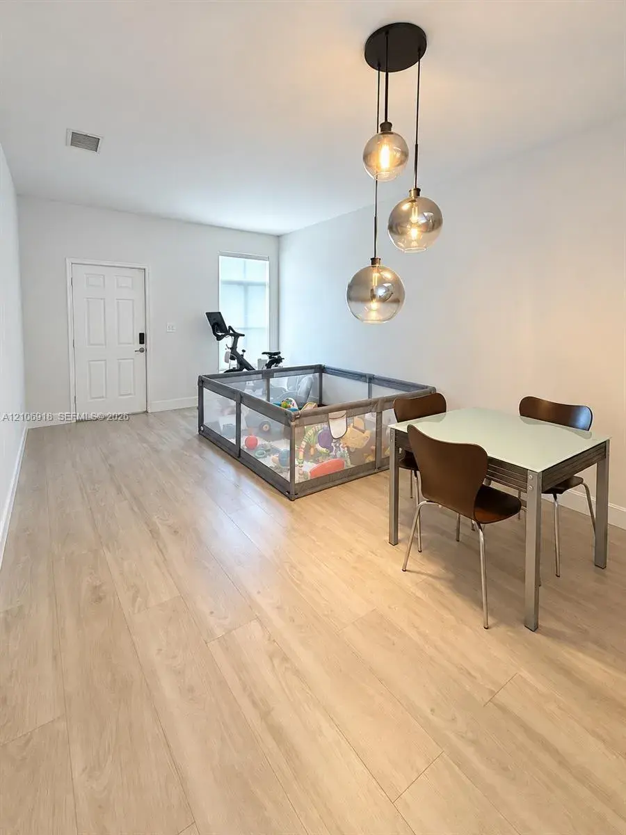 5747 NW 113th Ave, Doral FL 33178