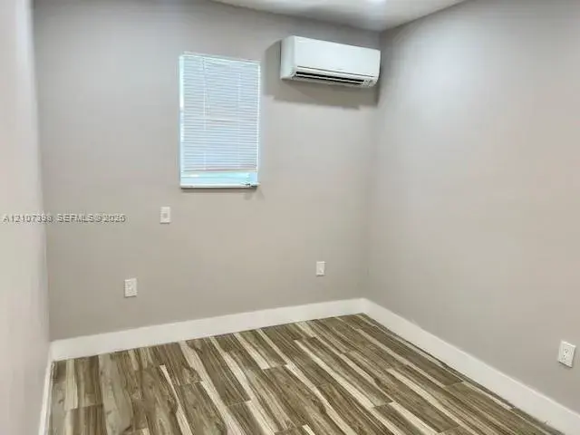 922 NW 2nd St, Miami FL 33128