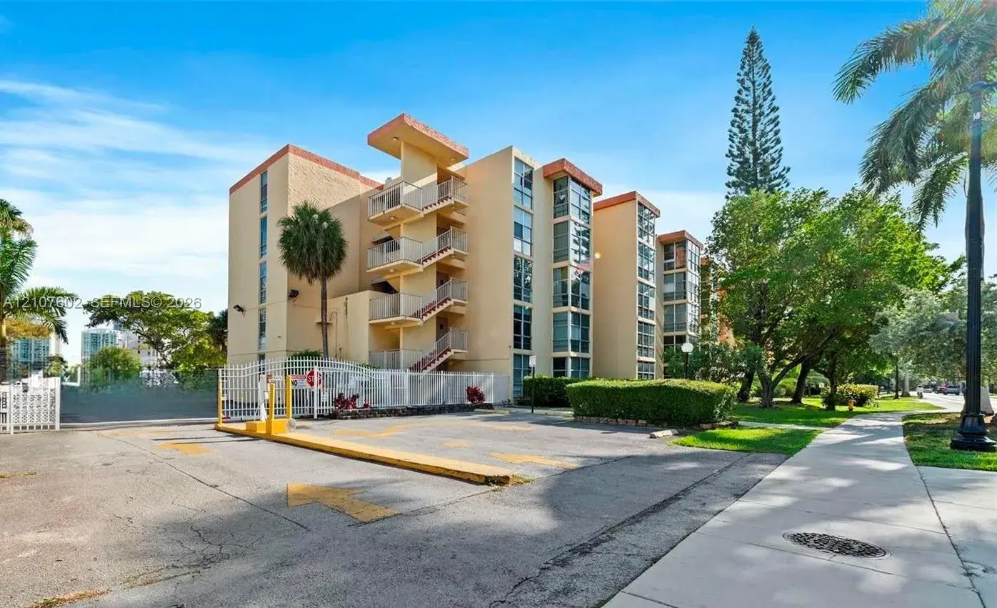 1 bedroom 1 bath Residential for sale at 210 172nd St # 542, Sunny Isles Beach FL 33160