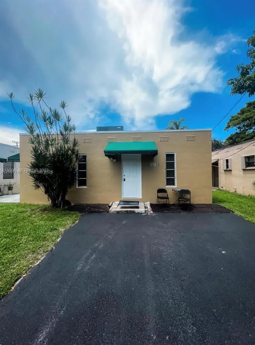 2 bedroom 2 bath Residential Lease for rent at 1670 Harding St # b, Hollywood FL 33020