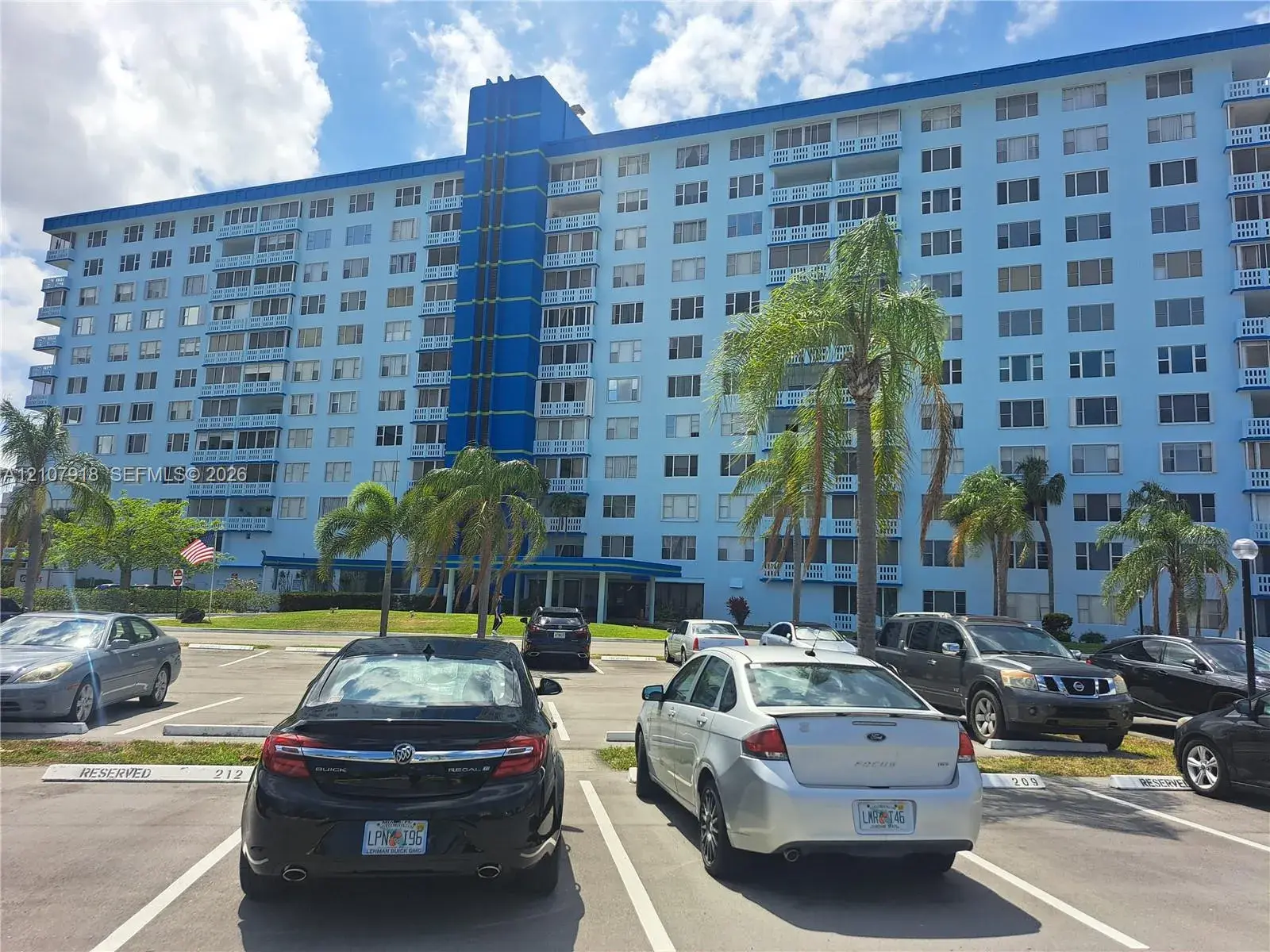 1 bedroom 1 bath Residential for sale at 4001 Hillcrest Dr # 1015, Hollywood FL 33021