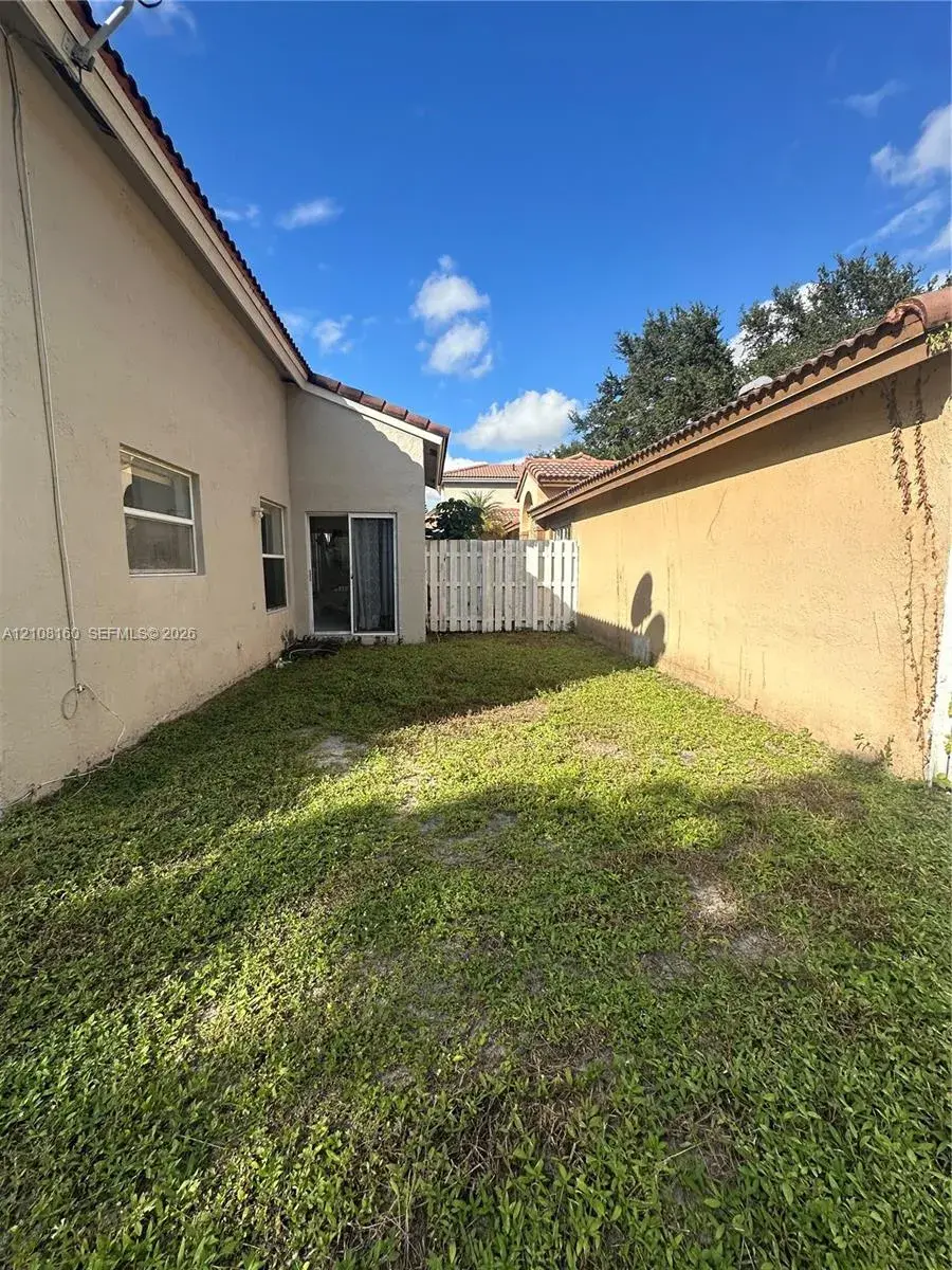 1262 NW 126th Ave, Sunrise FL 33323