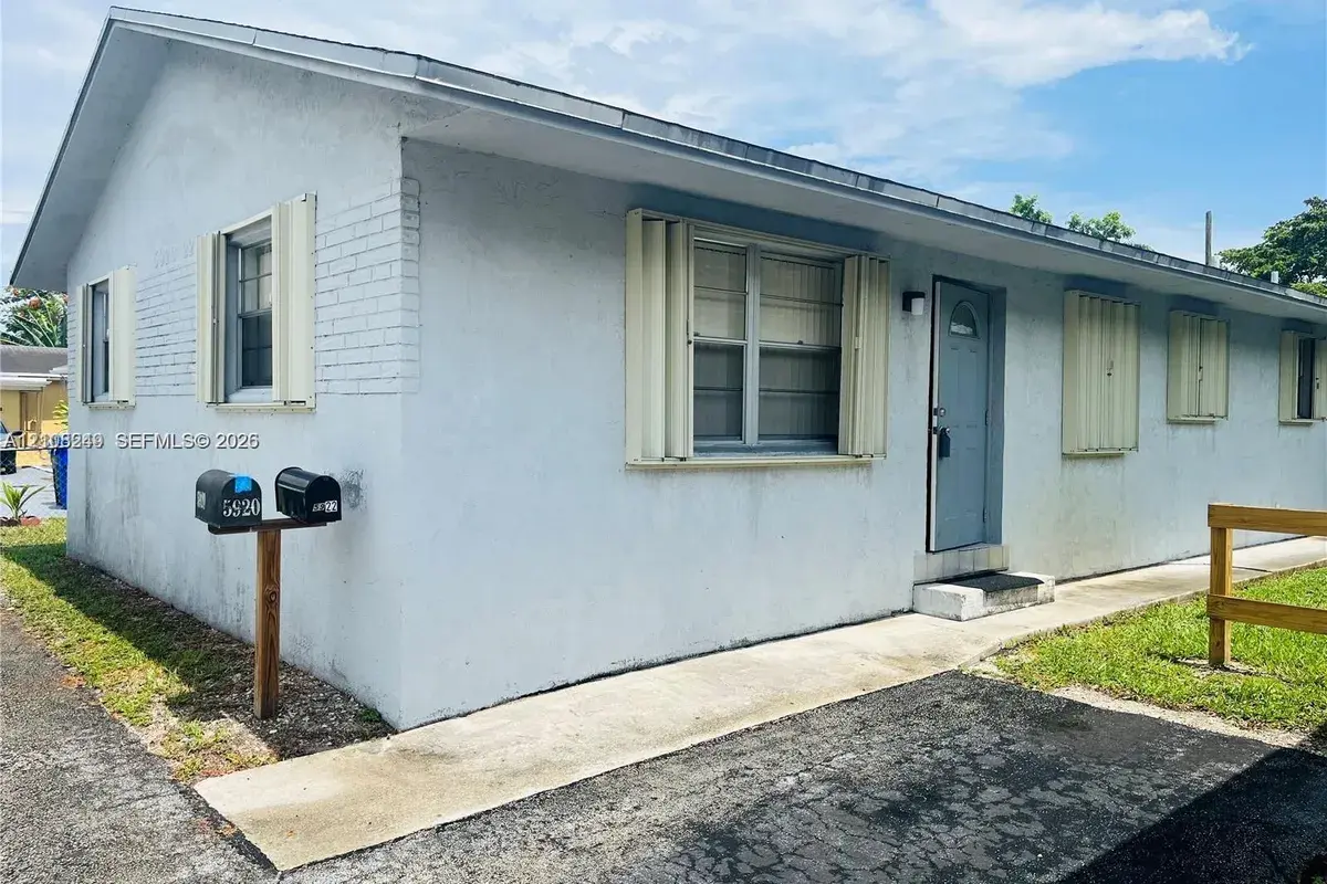 5920 Garfield St, Hollywood FL 33021
