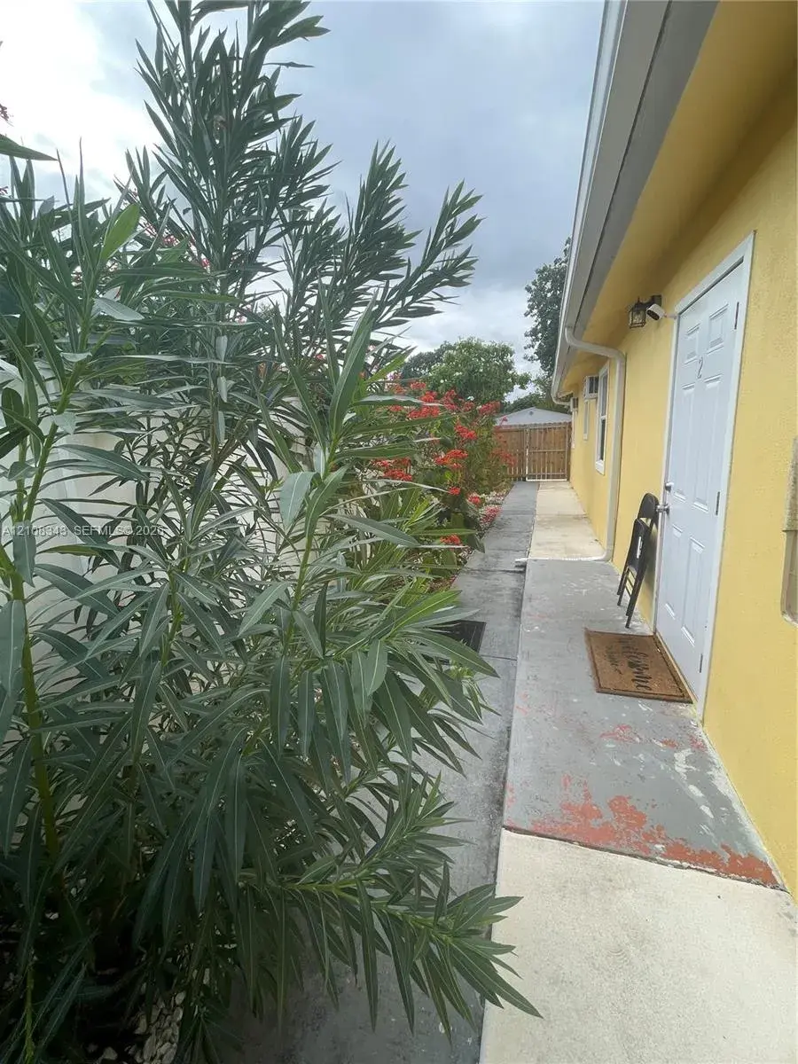 2 bedroom 1 bath Residential Lease for rent at 1935 Liberty St # 3, Hollywood FL 33020