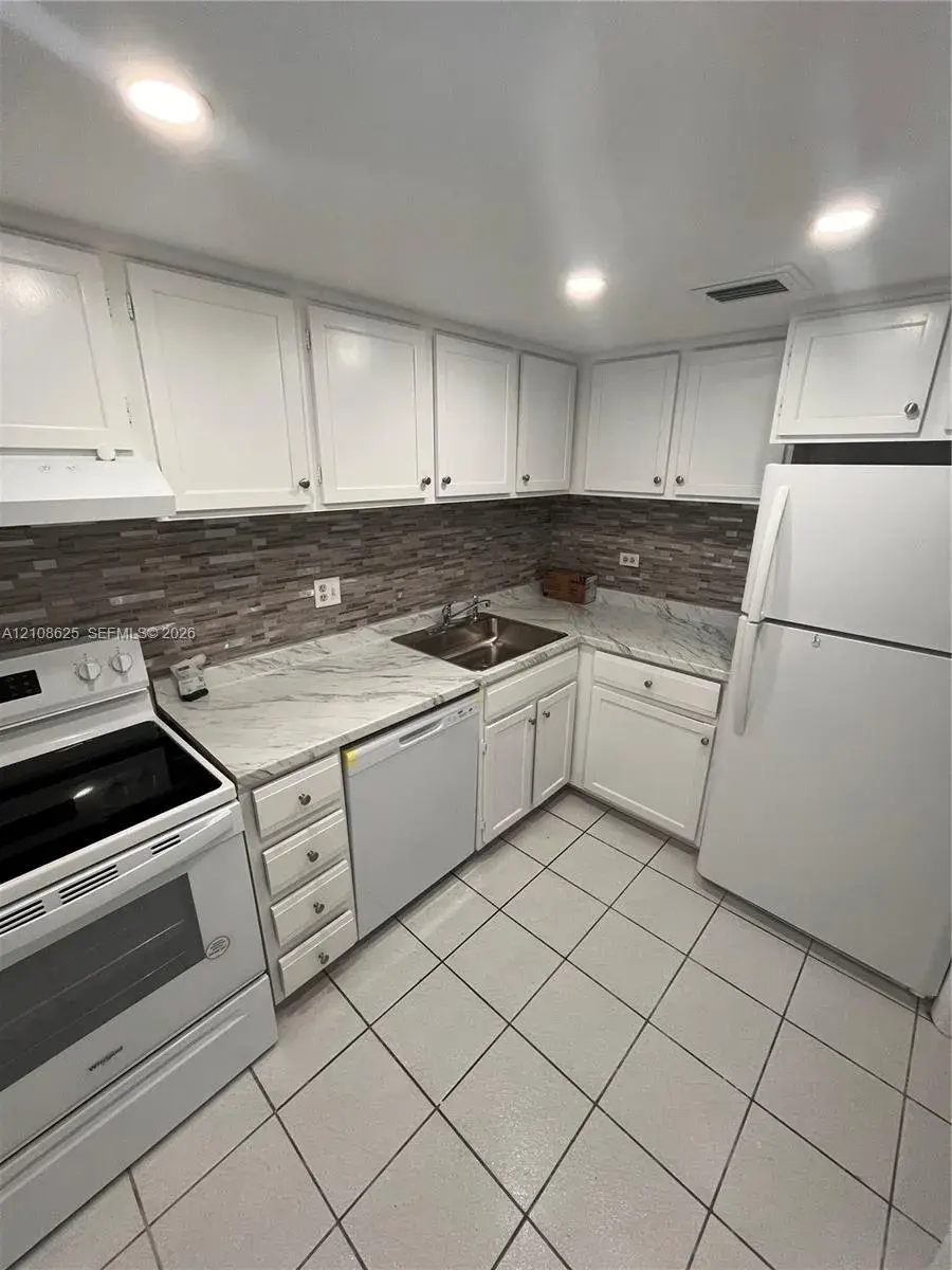 1 bedroom 1 bath Residential for sale at 3650 Inverrary Dr # 1Q, Lauderhill FL 33319