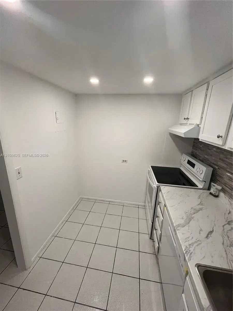 3650 Inverrary Dr # 1Q, Lauderhill FL 33319