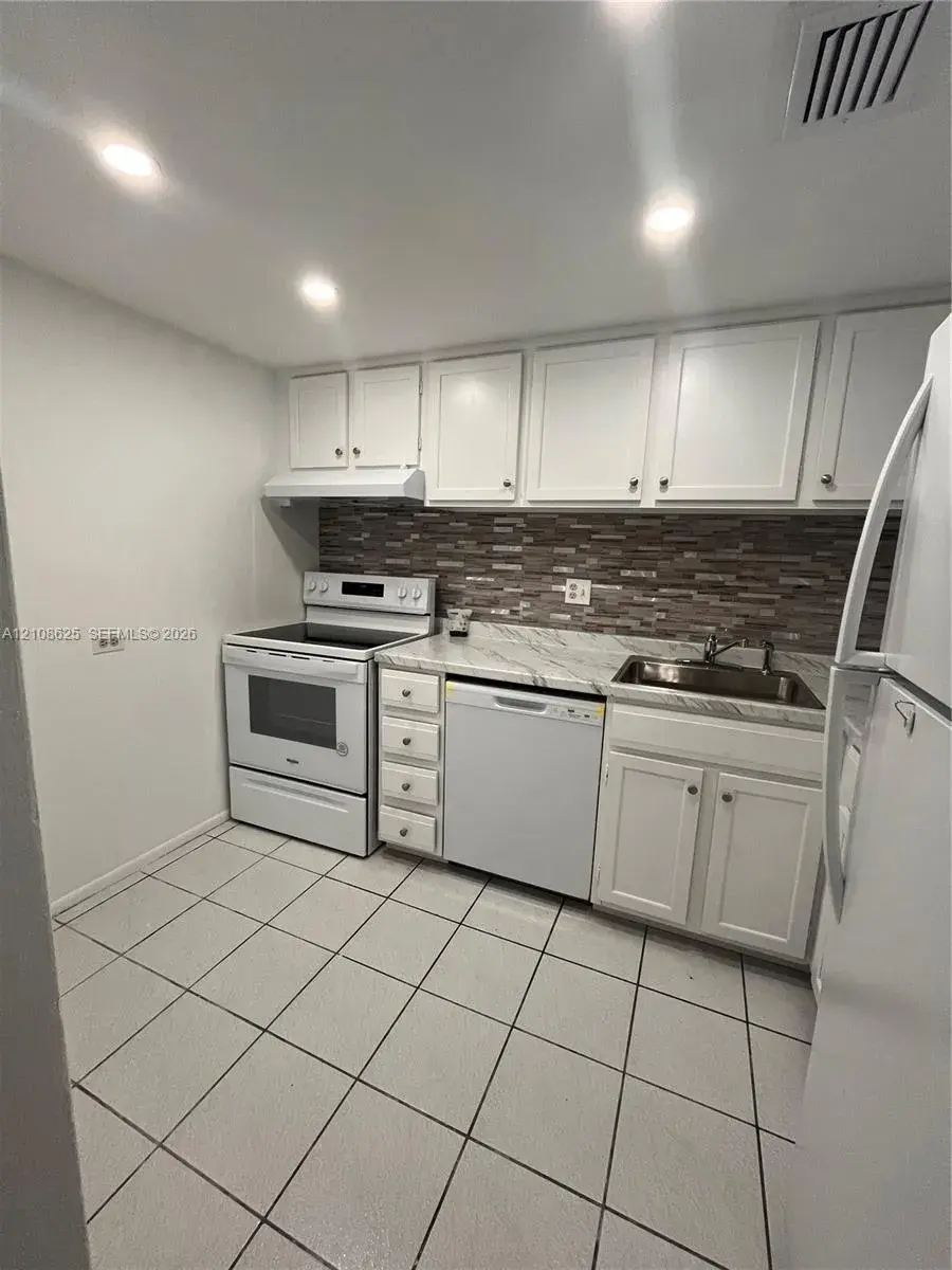 3650 Inverrary Dr # 1Q, Lauderhill FL 33319