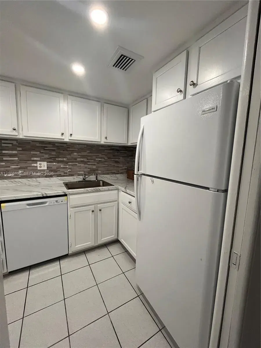 3650 Inverrary Dr # 1Q, Lauderhill FL 33319
