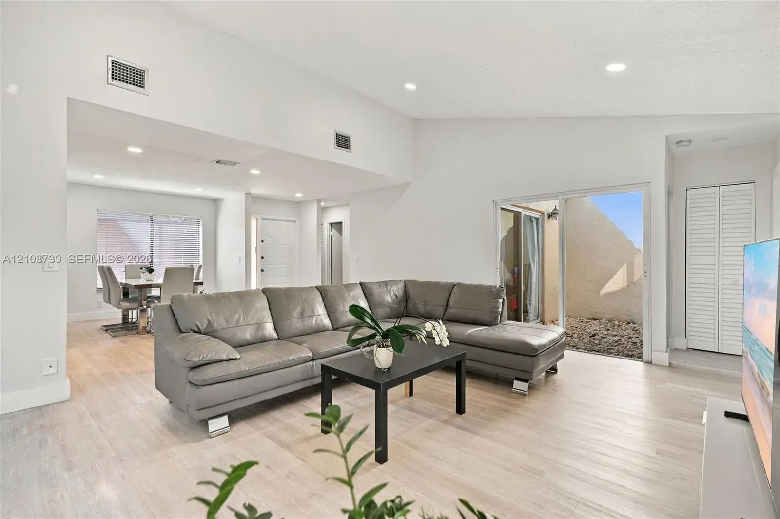 632 Village Lake Dr, Weston FL 33326