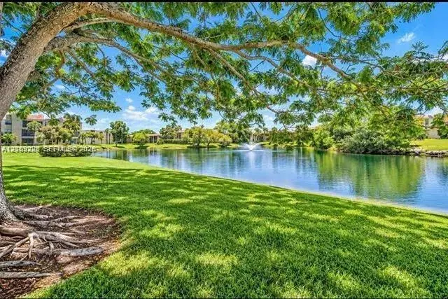 2 bedroom 2 bath Residential for sale at 220 Lakeview Dr # 101, Weston FL 33326