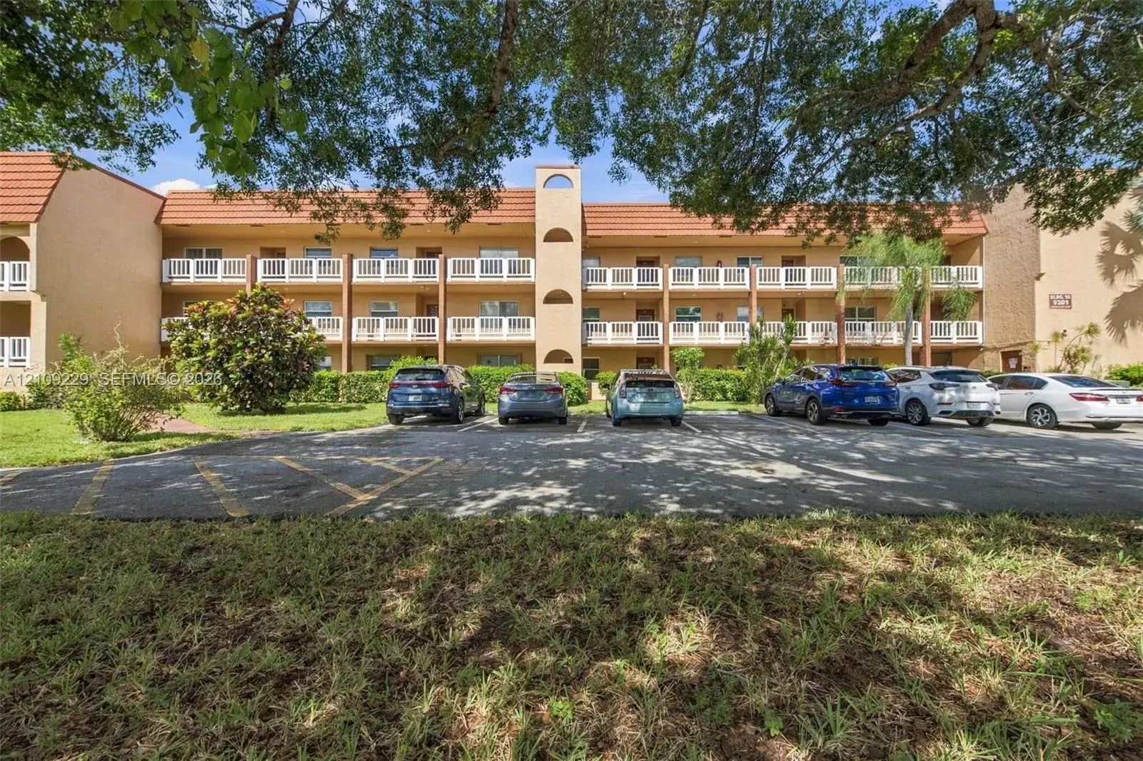 2 bedroom 2 bath Residential for sale at 9301 Sunrise Lakes Blvd # 105, Sunrise FL 33322
