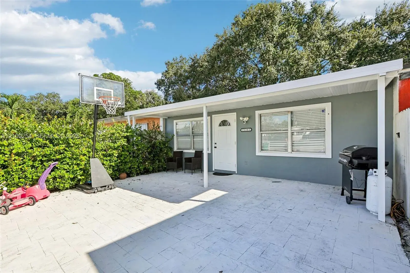 21342 NW 40th Cir Ct, Miami Gardens FL 33055
