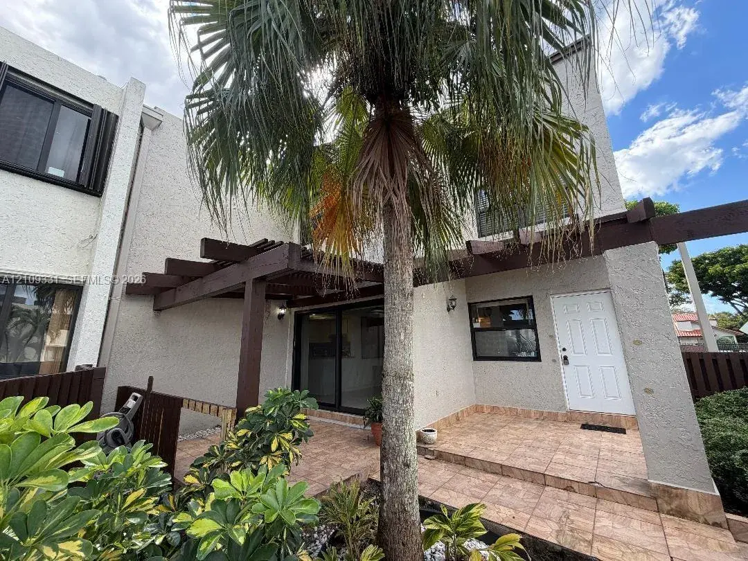 3 bedroom 2 bath Residential for sale at 10231 Fontainebleau Blvd # 106, Miami FL 33172