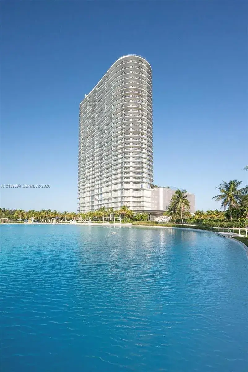 1 bedroom 1 bath Residential for sale at 2411 Laguna Circle # 810, North Miami FL 33181