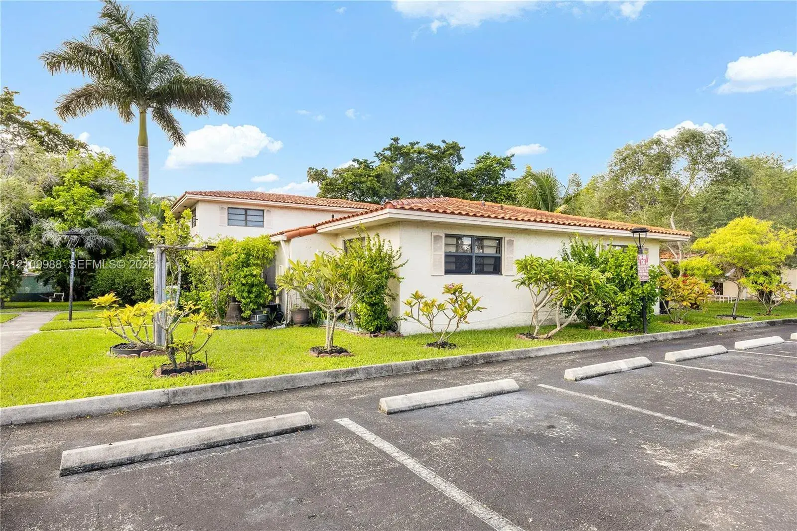 2 bedroom 1 bath Residential for sale at 13946 NE 4th Ave C B # 13946, Miami FL 33161