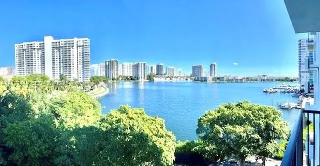 2 bedroom 2 bath Residential for sale at 2780 NE 183rd St # 517, Aventura FL 33160