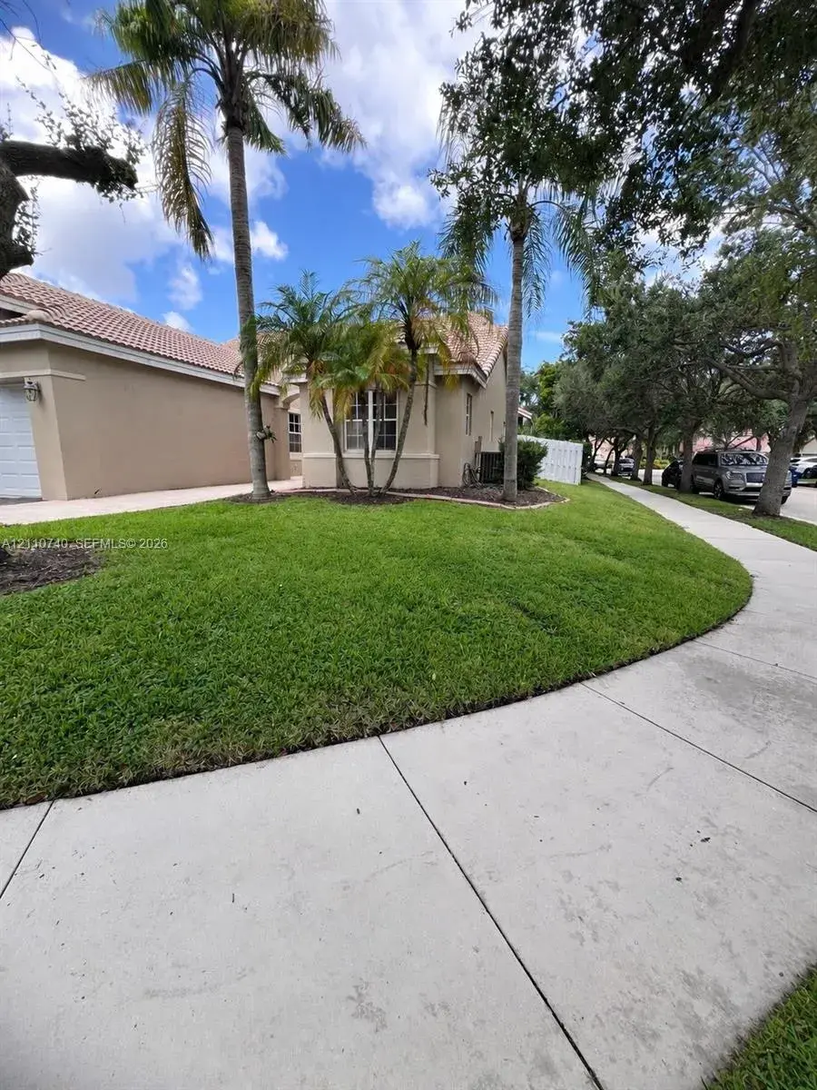1371 Bayview Cir, Weston FL 33326