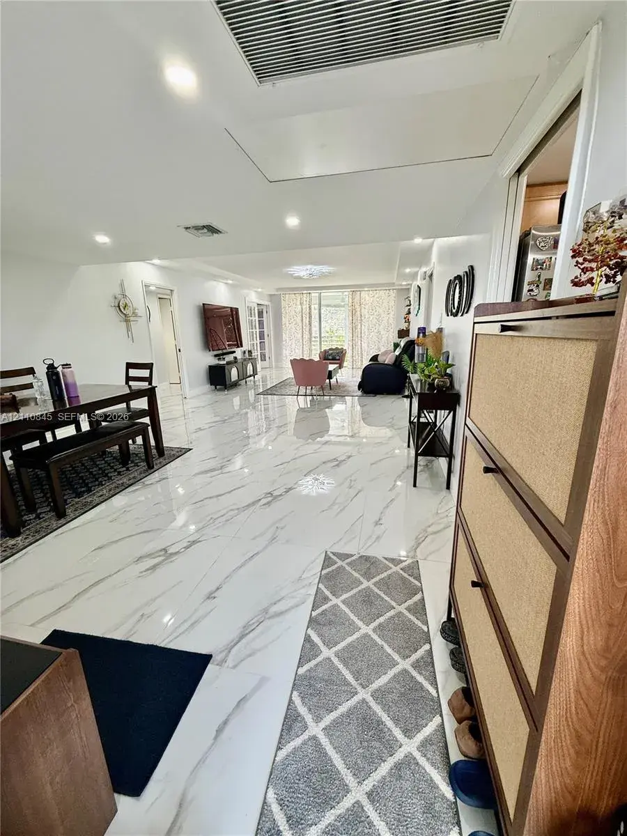 565 Oaks Ln # 410, Pompano Beach FL 33069