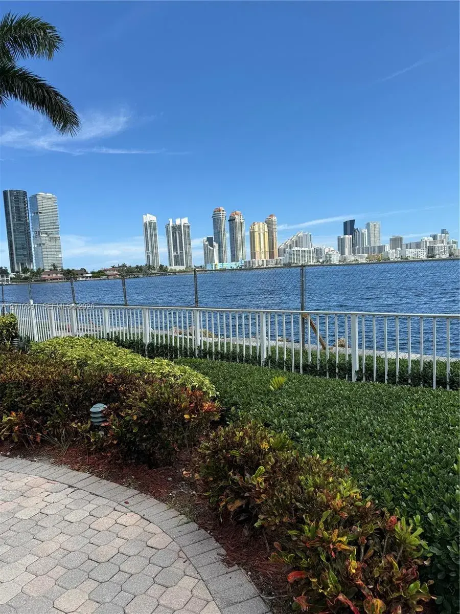 2 bedroom 2 bath Residential for sale at 3600 Mystic Pointe Dr # 1611, Aventura FL 33180