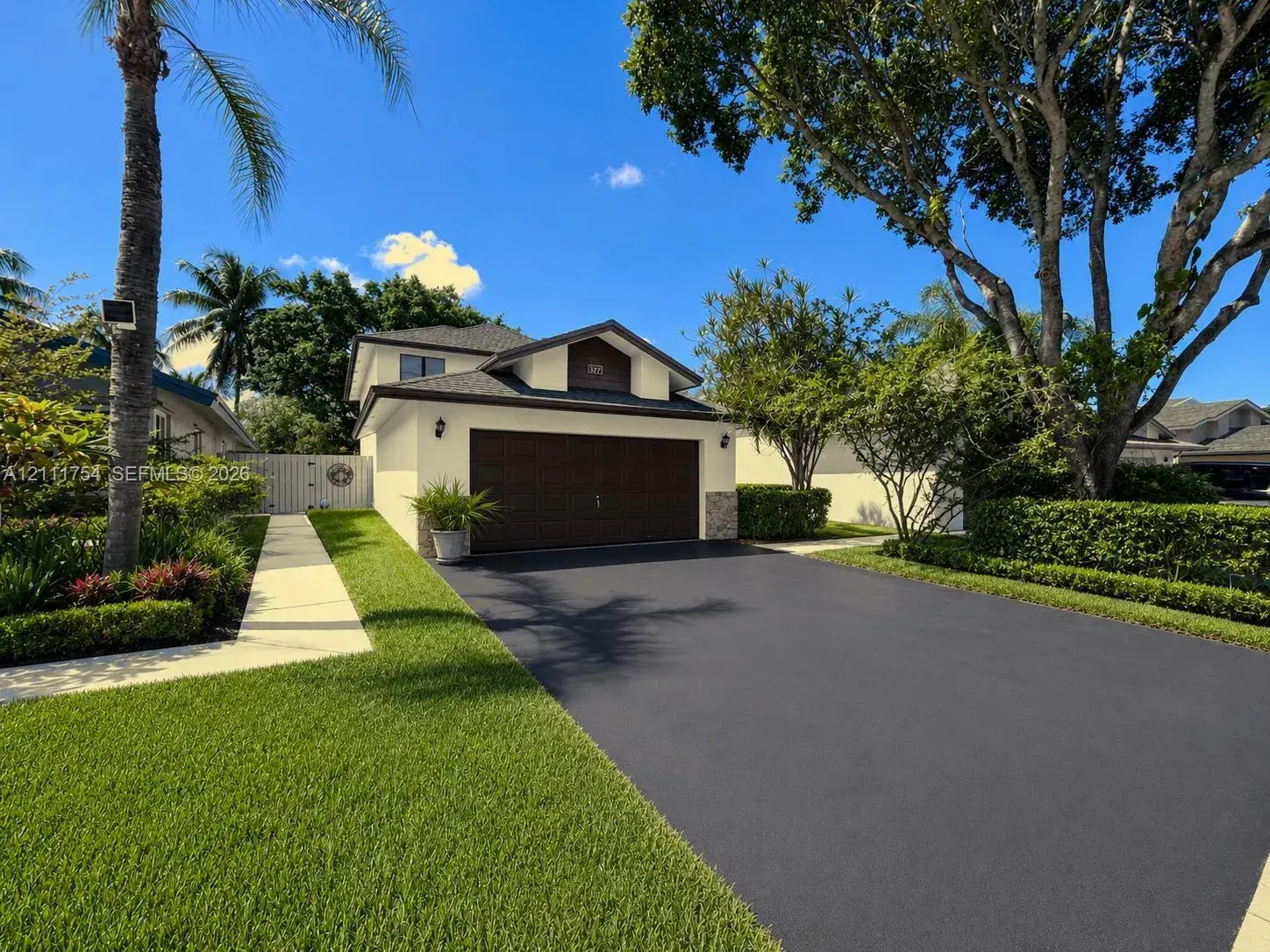 3 bedroom 2 bath Residential for sale at 527 Lakeside Cir, Sunrise FL 33326