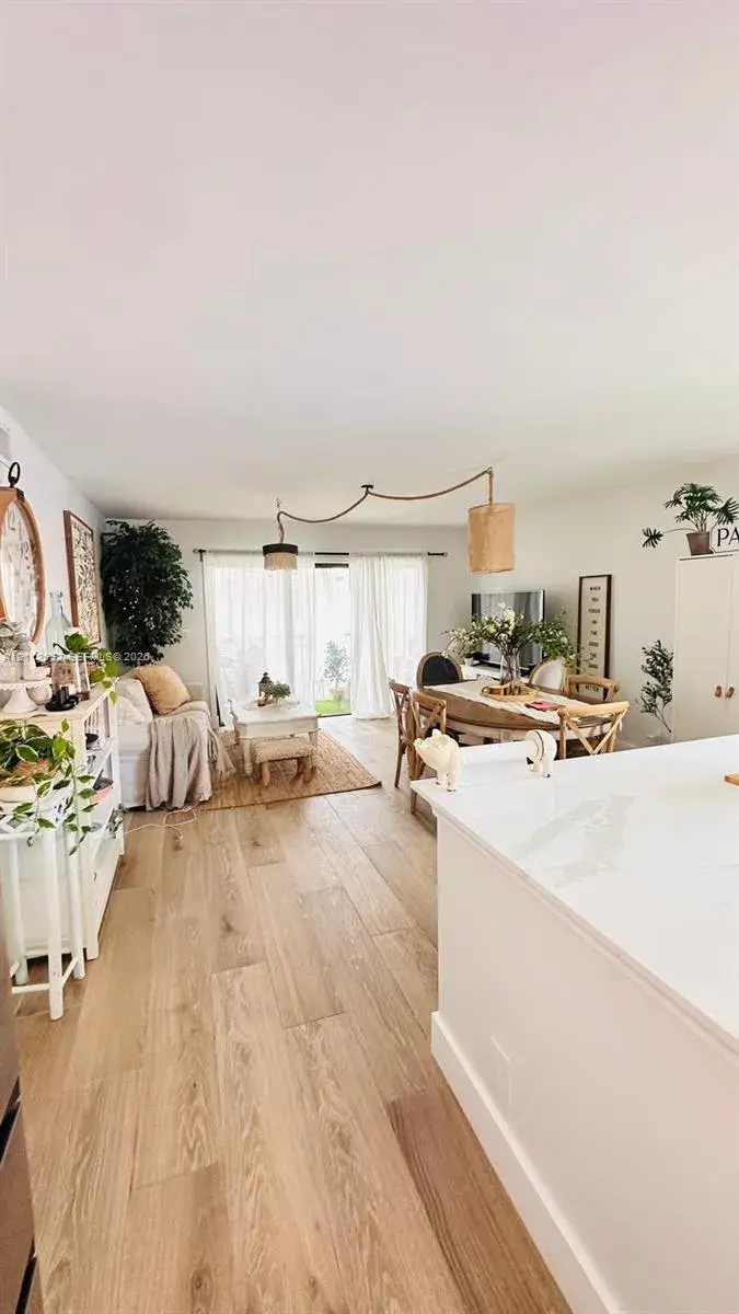 223 Lakeview Dr # 204, Weston FL 33326