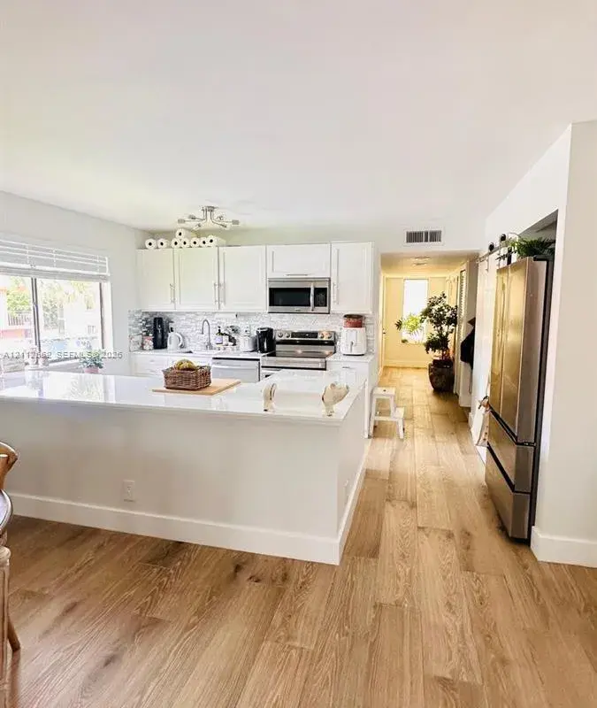 223 Lakeview Dr # 204, Weston FL 33326