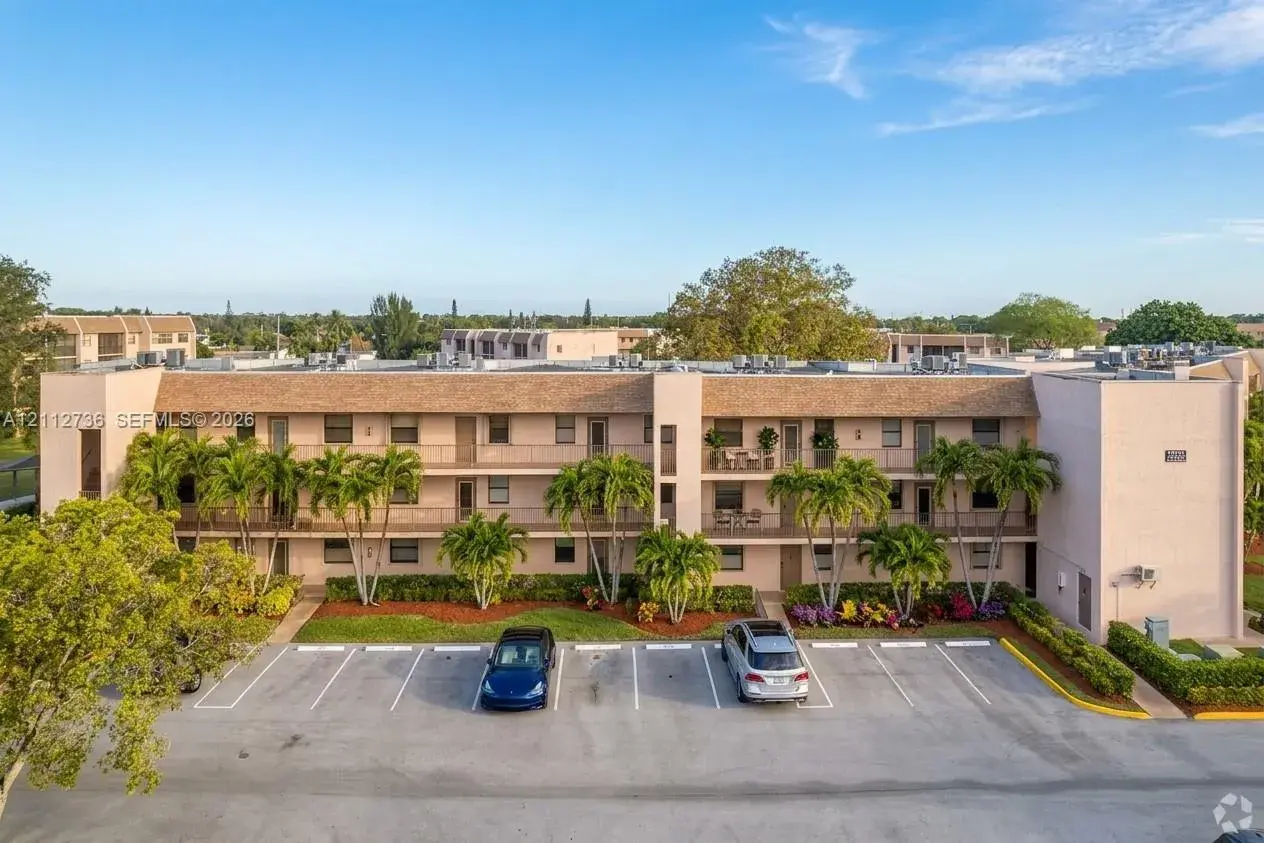 2 bedroom 2 bath Residential for sale at 10332 Sunrise Lakes Blvd # 103, Sunrise FL 33322