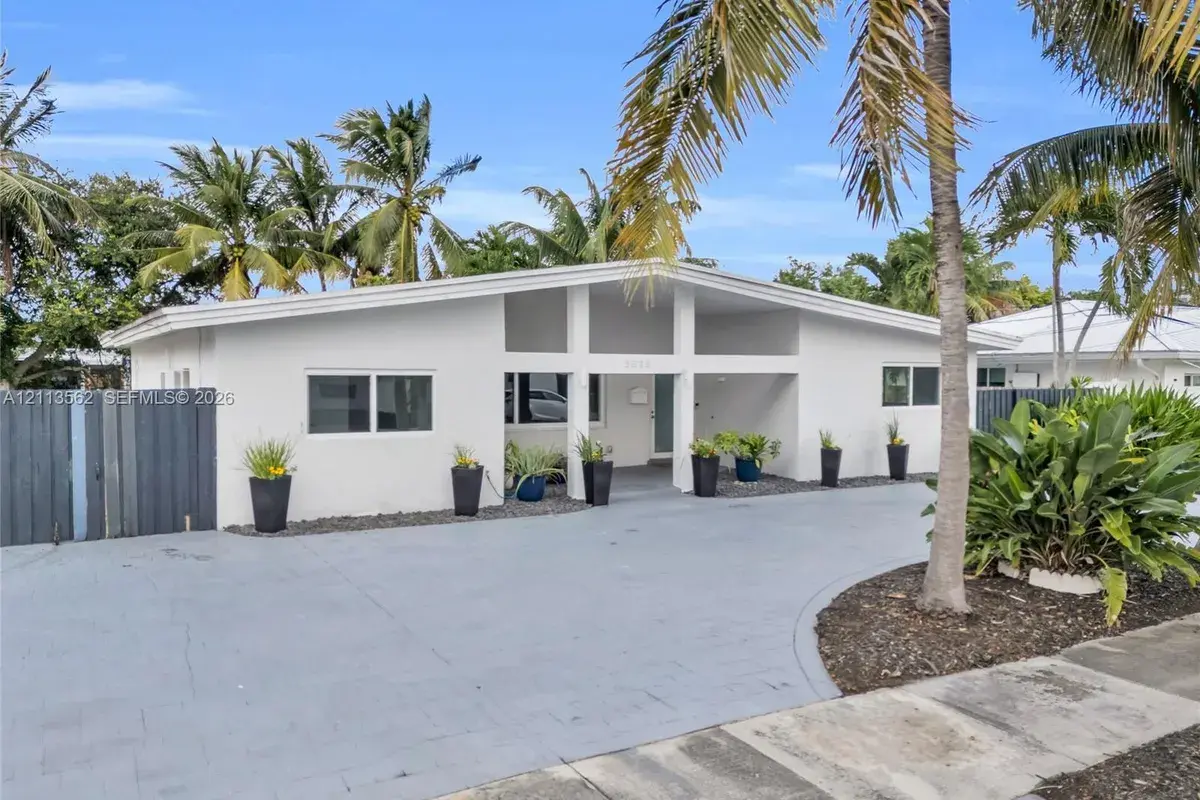2325 NE 194th St, Miami FL 33180
